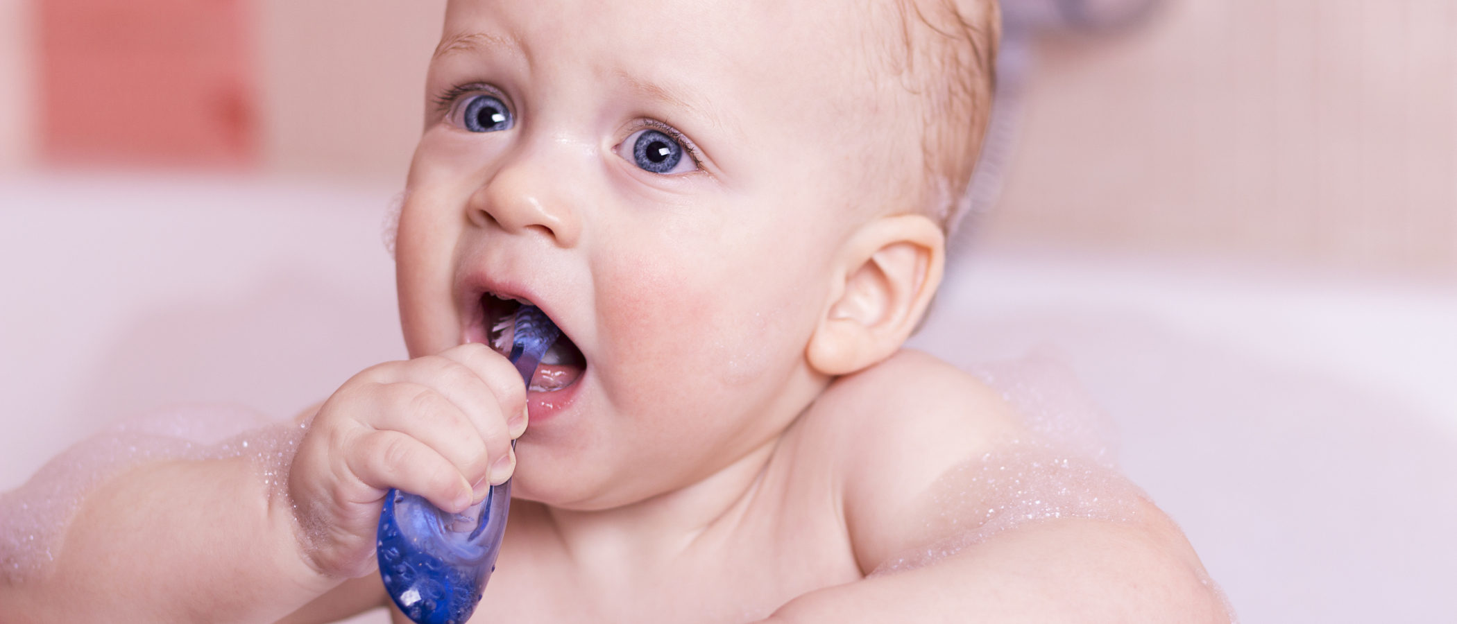 ¿Debo lavar los dientes a mi bebé aunque sean de leche?