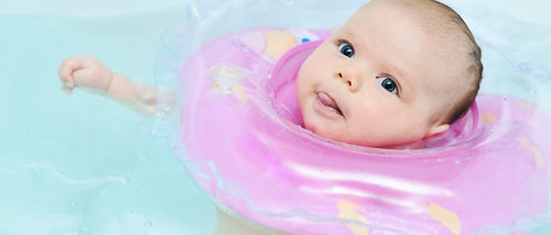 Flotadores de cuello para bañar al bebé, ¿es mejor usarlo o no?