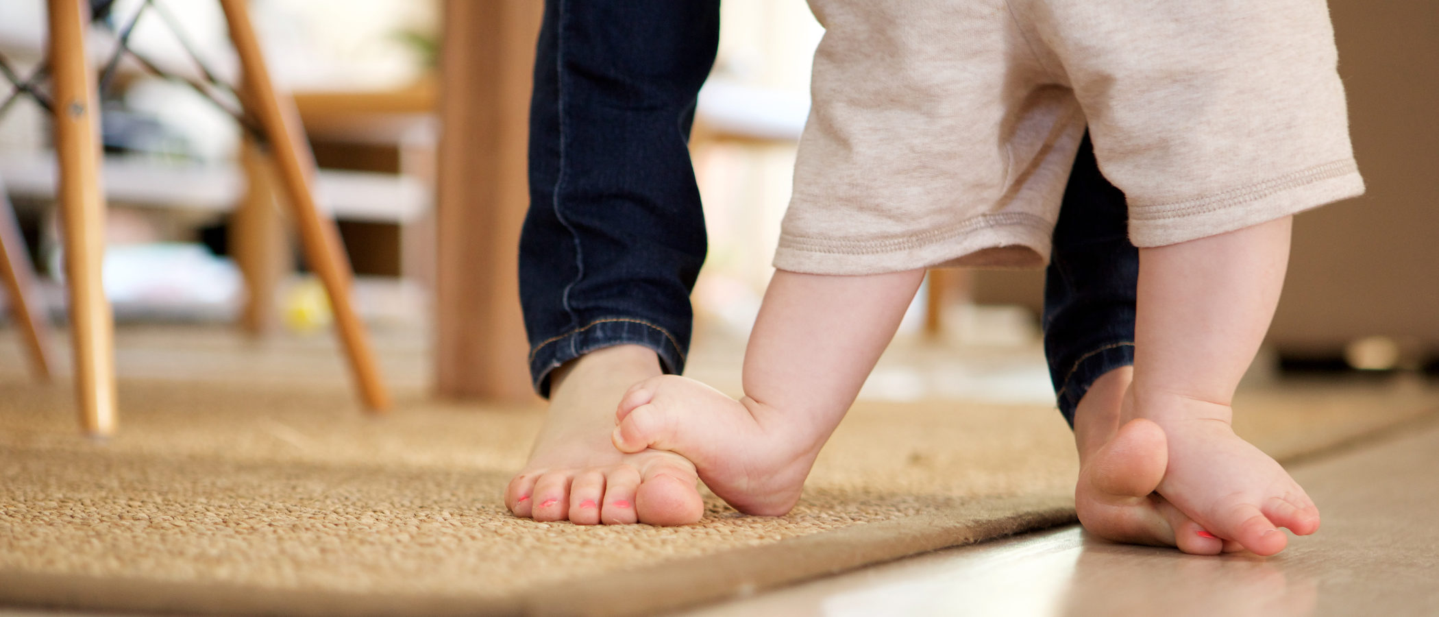 Por qué es bueno que los niños pequeños anden descalzos por casa