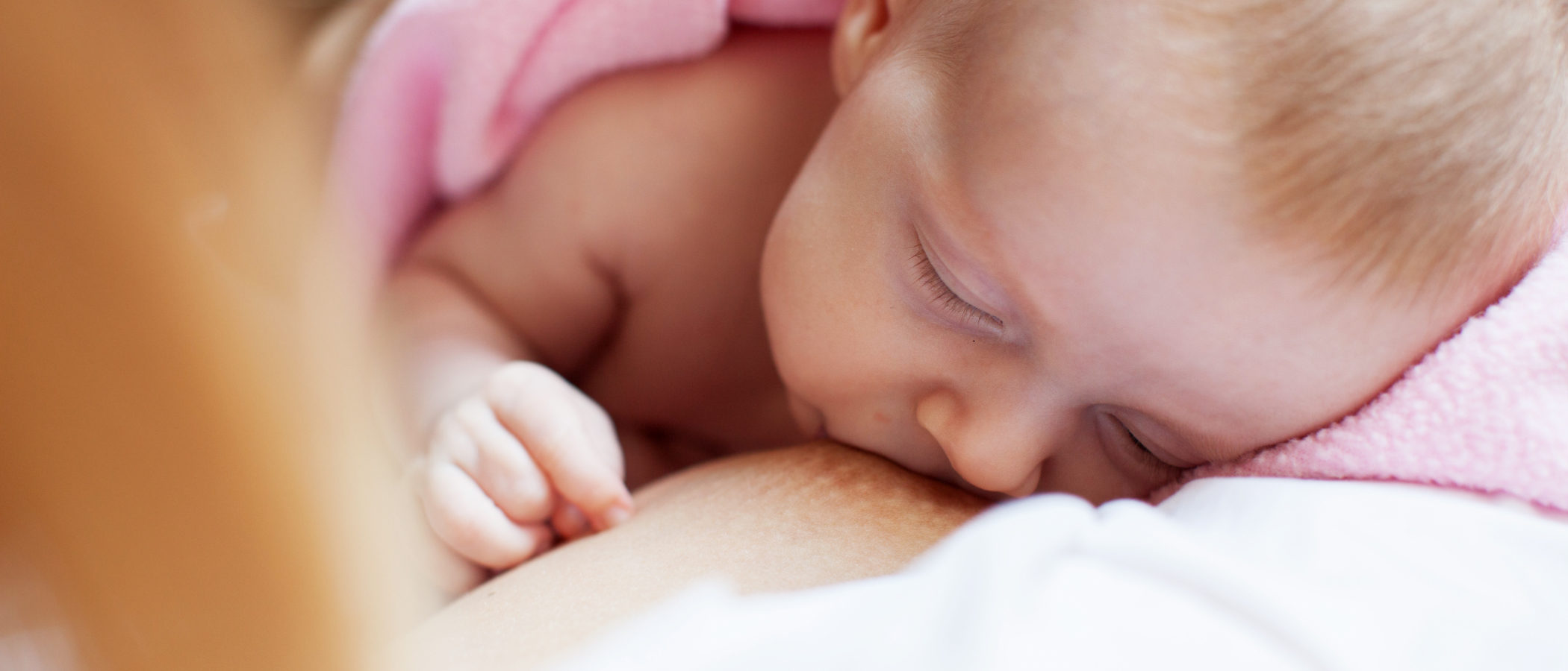 ¿Es malo que el bebé se duerma mientras le doy el pecho?