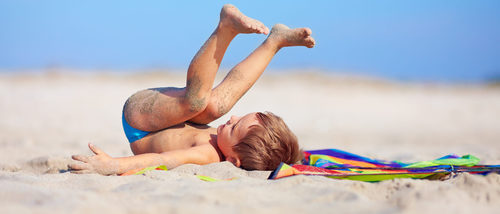 5 cosas que debes llevar a la playa si vas con niños
