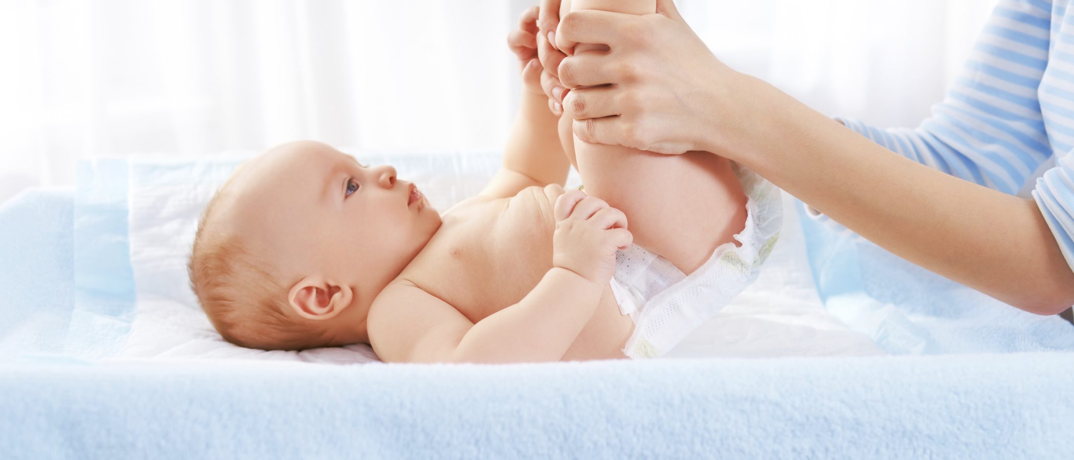 Cambiar el pañal a un bebé recién nacido