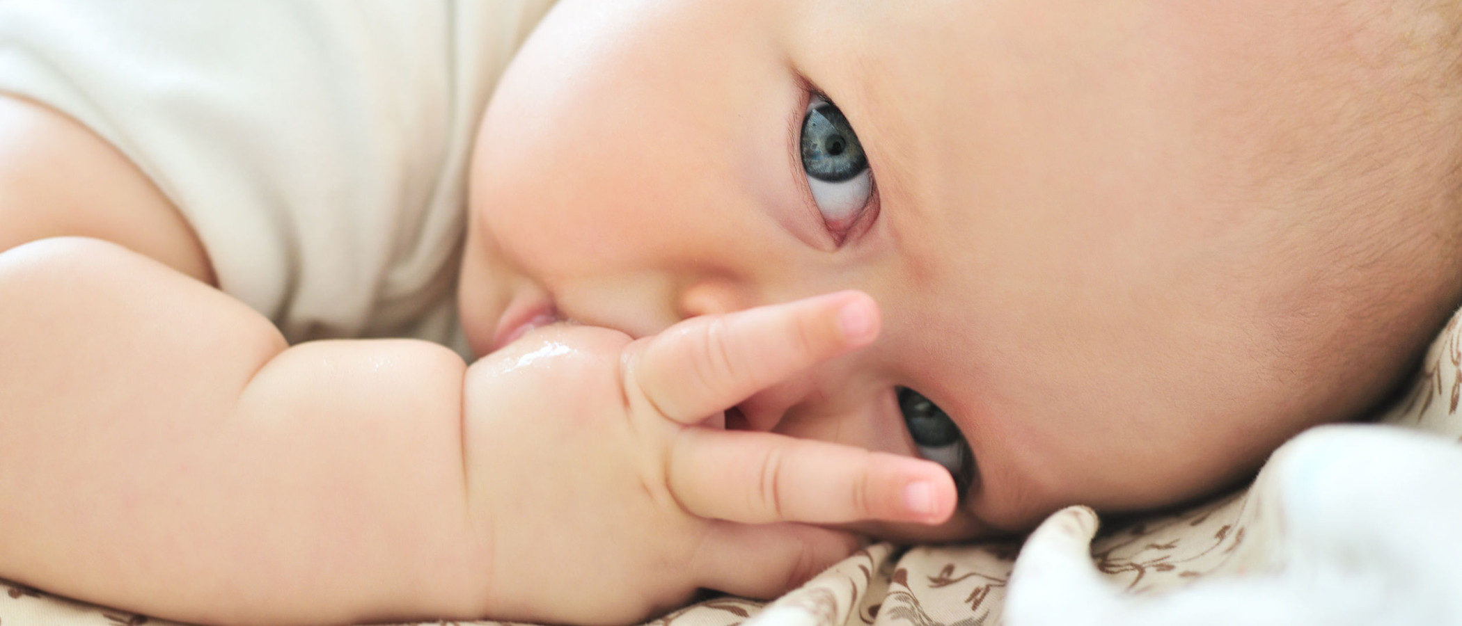 ¿Por qué los bebés se chupan el dedo?