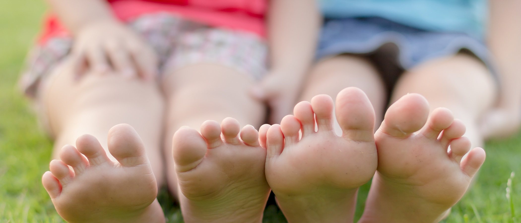 ¿Los niños deberían ir más tiempo descalzos?