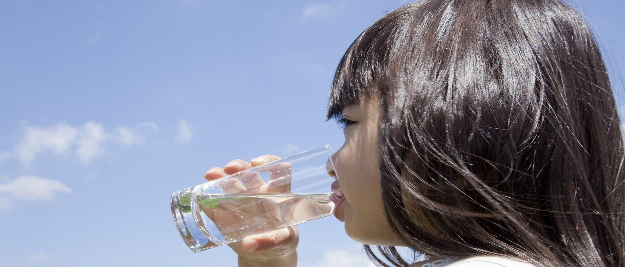 Cuánta agua deben beber los niños