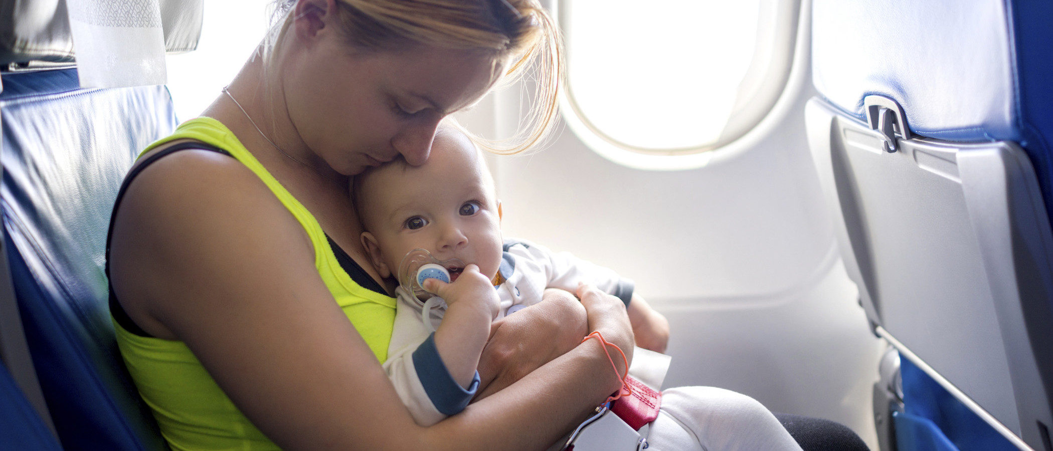Viajar en avión con bebés y niños pequeños