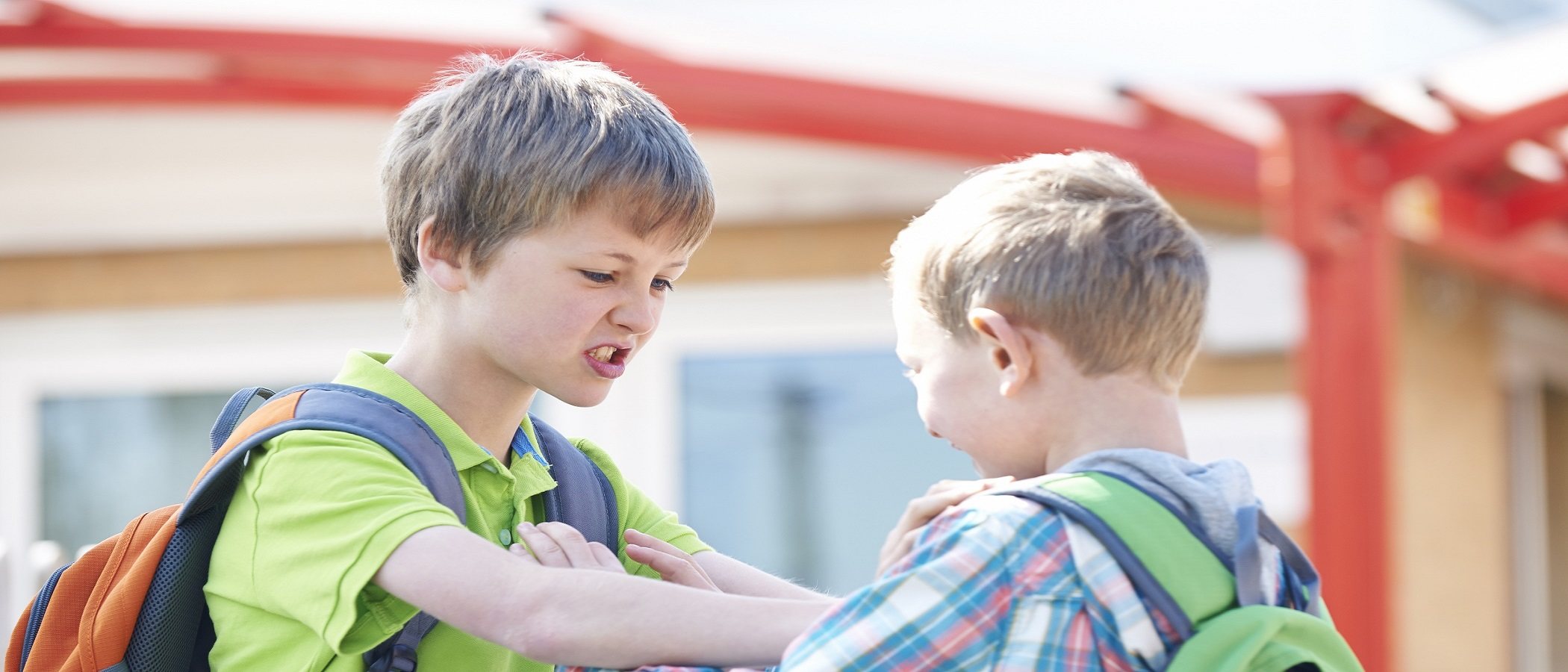 Qué hacer si han expulsado de la escuela a tu hijo por pegar