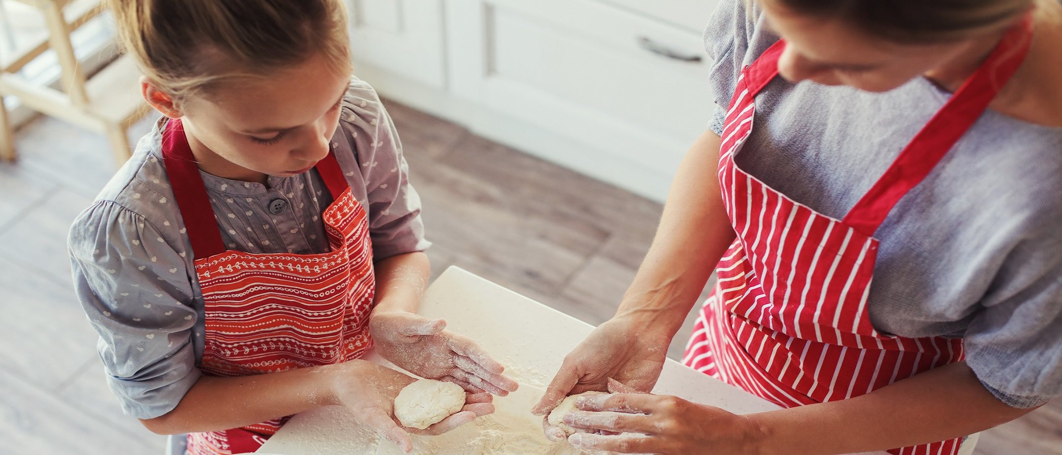 Cocinar con niños pequeños, ¡es posible con estas 12 ideas!