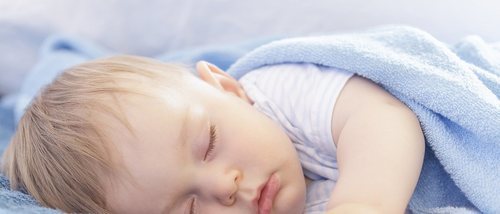 El bebé tose y parece que se atraganta cuando duerme, ¿es normal?