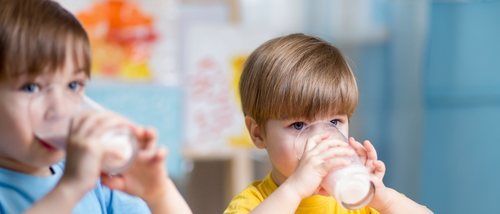 Si a tu hijo le duele la barriga, ¿debería tomar leche?