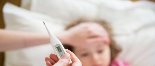 ¿Tienes que despertar a tu hijo por la noche si tiene fiebre?