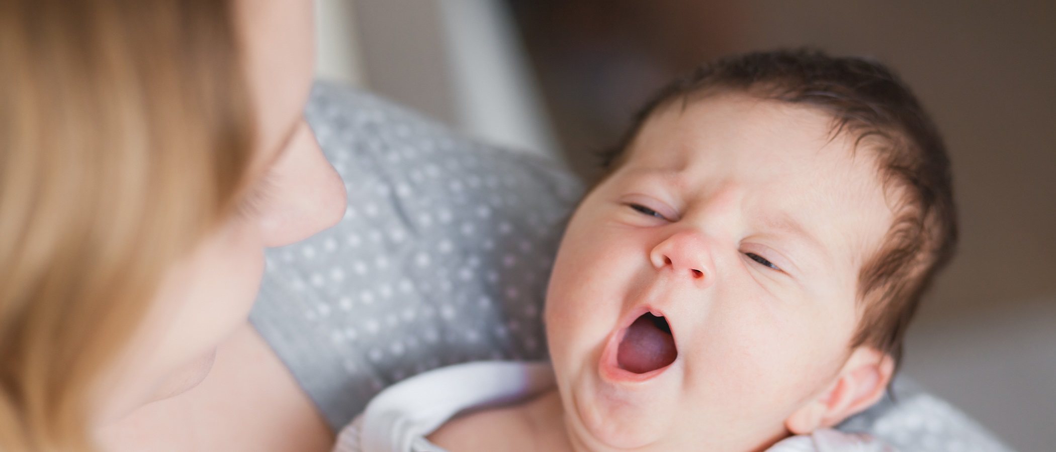 Cómo evitar que un bebé recién nacido se duerma siempre en brazos