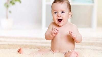Cómo enseñar a un bebé a sentarse desde una posición acostada