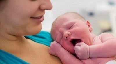 Comunicación no verbal entre una madre y su bebé recién nacido
