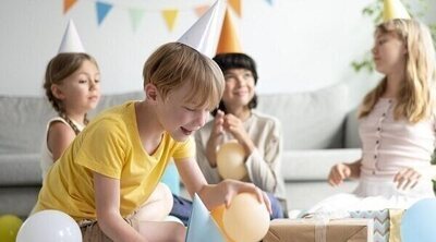 ¿Es necesario invitar a toda la clase de tu hijo a su cumpleaños?