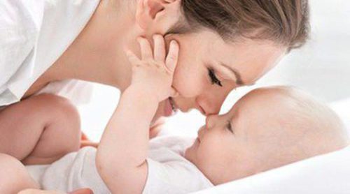 Beneficios del contacto piel con piel entre la madre y el recién nacido