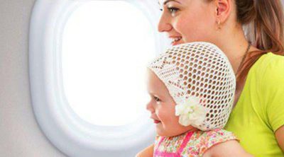 ¿Puedo viajar en avión con mi hijo recién nacido sin riesgos?