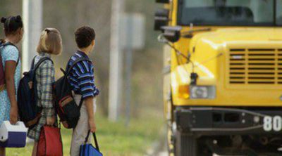 ¿Bus escolar o transporte público? Elige la mejor opción para que tus hijos vayan al colegio
