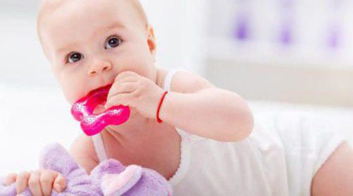 9 maneras de aliviar el dolor de los primeros dientes del bebé