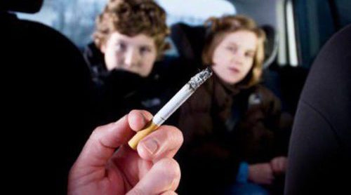 La regulación en distintos países sobre fumar en el coche cuando se viaja con niños