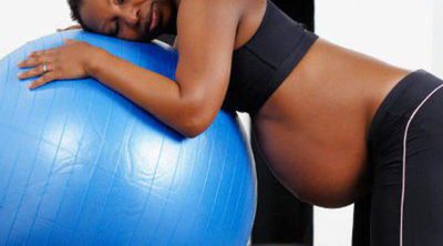 7 posturas que nos aliviarán la llegada del parto