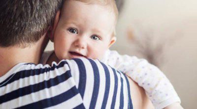 El falso mito de que los bebés se acostumbran a estar en brazos