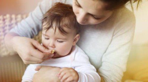 Cómo y cuando introducir alimentos sólidos en la dieta de un bebé