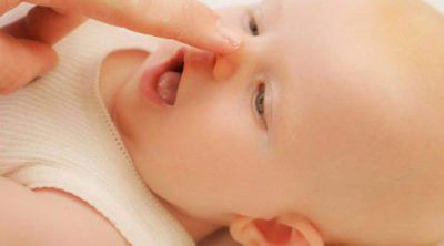 Cómo limpiar la nariz a un bebé