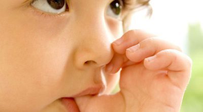 Cómo ayudar a un niño a dejar de chuparse el dedo
