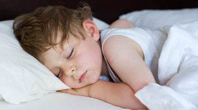 Cómo ayudar a dormir la siesta a un niño pequeño