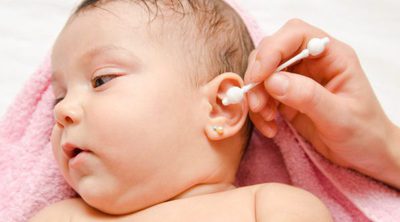 Cómo limpiar las orejas y oídos de un bebé