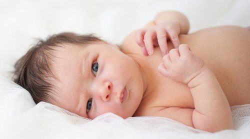 Líquido en el ombligo del recién nacido, signo de onfalitis