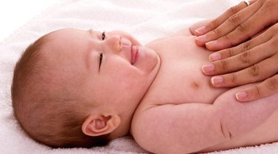 Cómo hacer un masaje relajante a un bebé, paso a paso