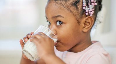 ¿Es mejor dar a los niños leche entera o desnatada?