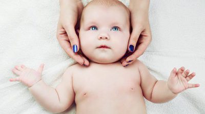 Cómo hacer un relajante masaje facial a tu bebé