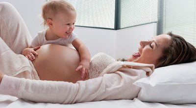 ¿Nos oye el bebé desde el útero si le hablamos?