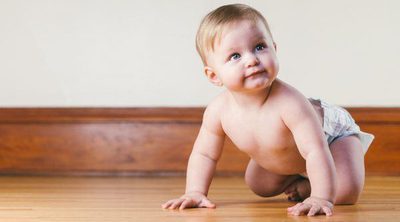 ¿Puede el bebé aprender a andar sin gatear?