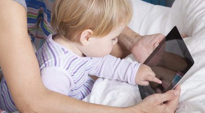 Un estudio dice que los bebés que juegan con móviles y tablets tardan más en hablar