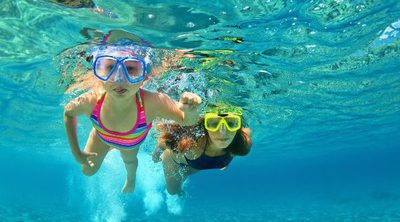 ¿A qué edad es recomendable que un niño aprenda a nadar?