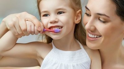 La importancia del flúor en la higiene bucal de los niños