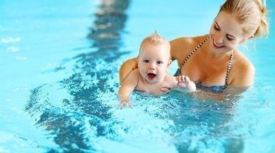 Cuándo se debe bañar un bebé en una piscina