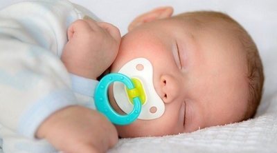 ¿Pueden dormir los bebés con chupete?