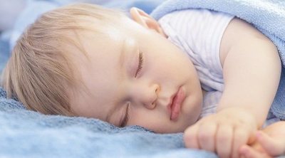 El bebé tose y parece que se atraganta cuando duerme, ¿es normal?