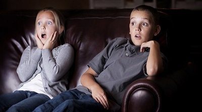 Cómo ayudar a los niños a lidiar con las películas de miedo
