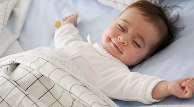Por qué un bebé da patadas y se mueve mucho mientras duerme