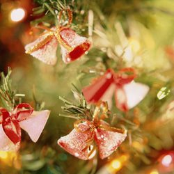 Árbol de Navidad decorado con campanitas