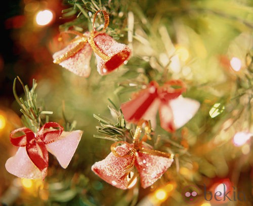 Árbol de Navidad decorado con campanitas