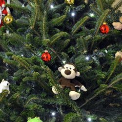 Árbol de Navidad decorado con muñecos de tela