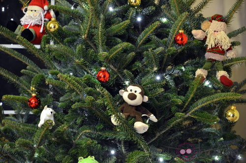 Árbol de Navidad decorado con muñecos de tela