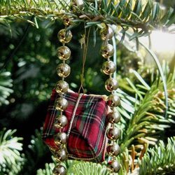 Árbol de Navidad decorado con un collar dorado y regalitos